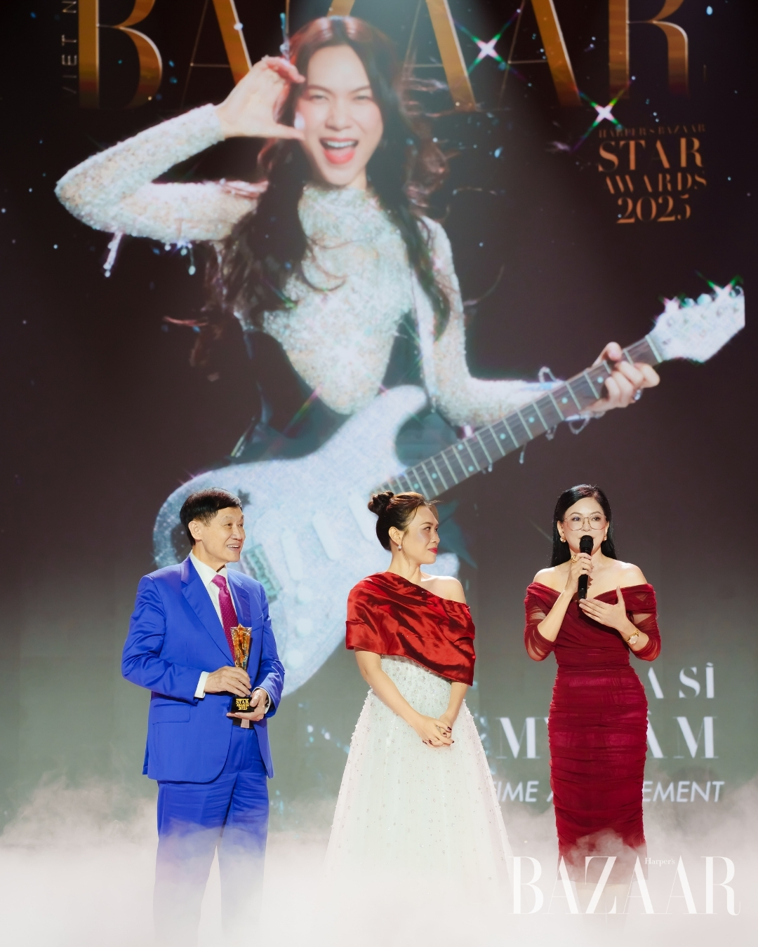 Tại lễ trao giải Harper’s Bazaar Star Awards 2025, Mỹ Tâm nhận giải thưởng Lifetime Achievement (Thành tựu trọn đời) từ doanh nhân Johnathan Hạnh Nguyễn và doanh nhân Lê Hồng Thuỷ Tiên, làm nên dấu ấn khó phai tại sự kiện và sự nghiệp của nữ ca sĩ. Ảnh: Katsu Phương Team