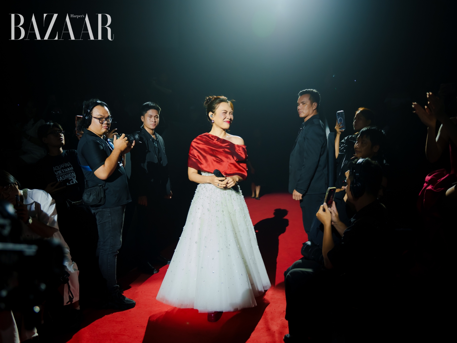 Khán giả vỡ oà khi Mỹ Tâm xuất hiện trong ánh đèn spotlight, cất giọng ca với Hẹn Ước Từ Hư Vô. Ảnh: Katsu Phương Team