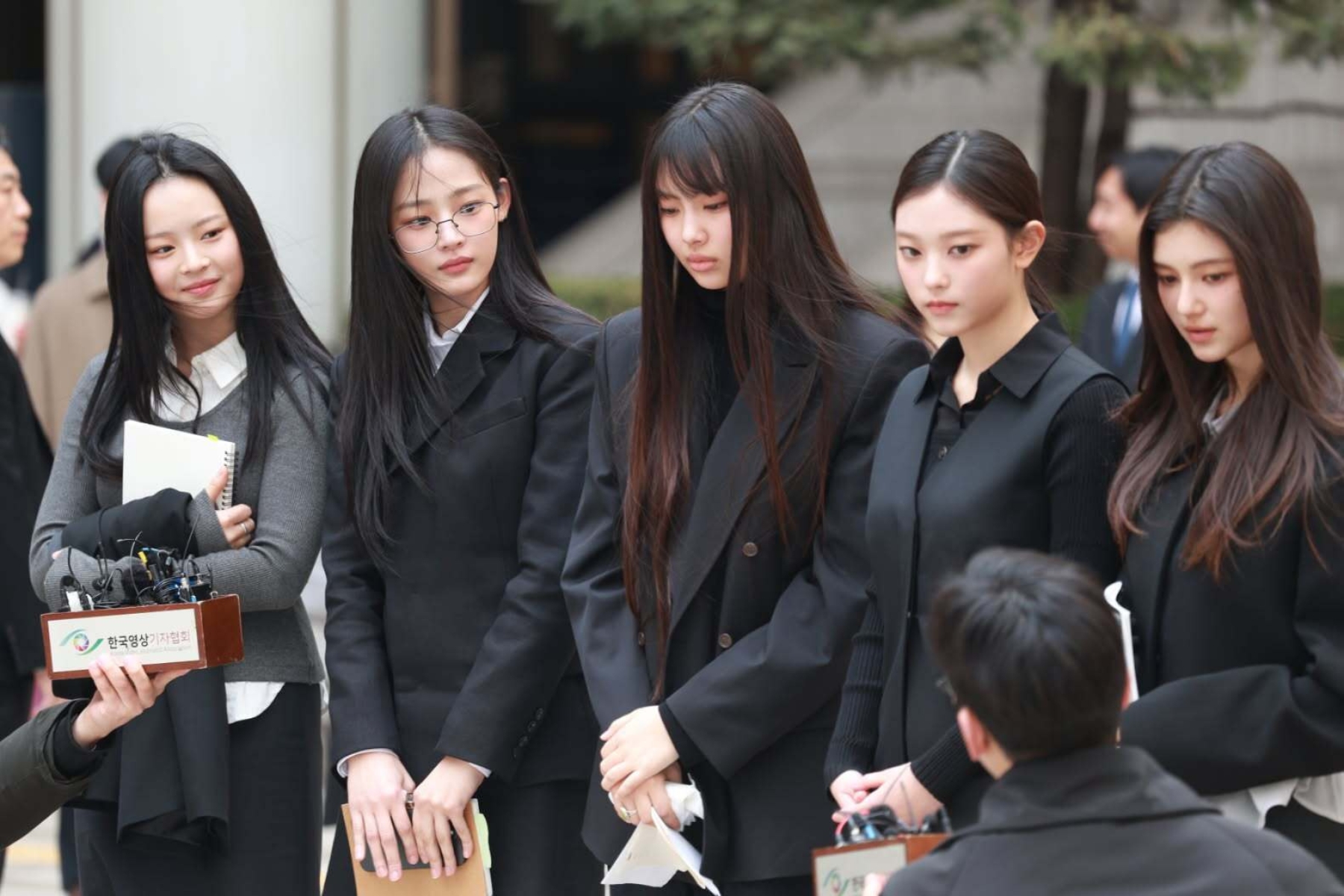 bzvn-newjeans-tai-hop-duoi-truong-ador (1)