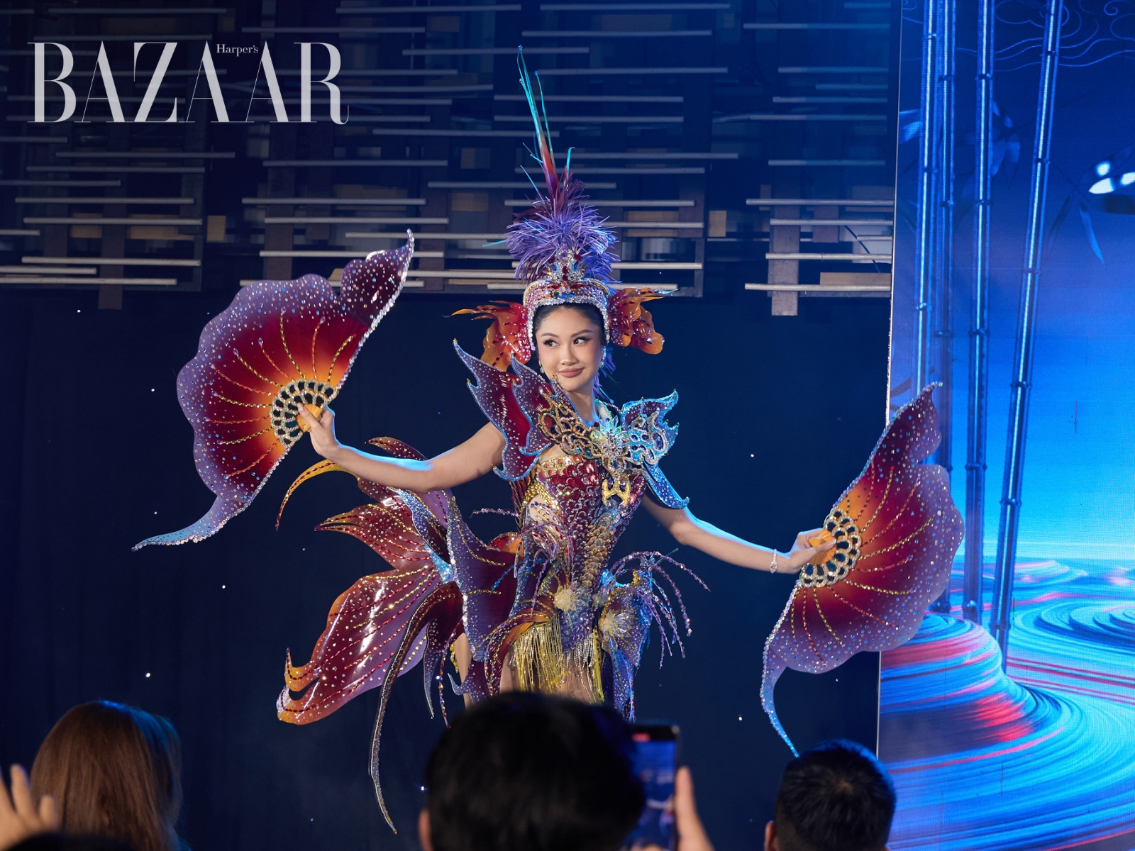 Hoa hậu Phương Linh lần đầu trình diễn bộ trang phục Carnival Costume mang hình tượng Cá Chép Hóa Rồng