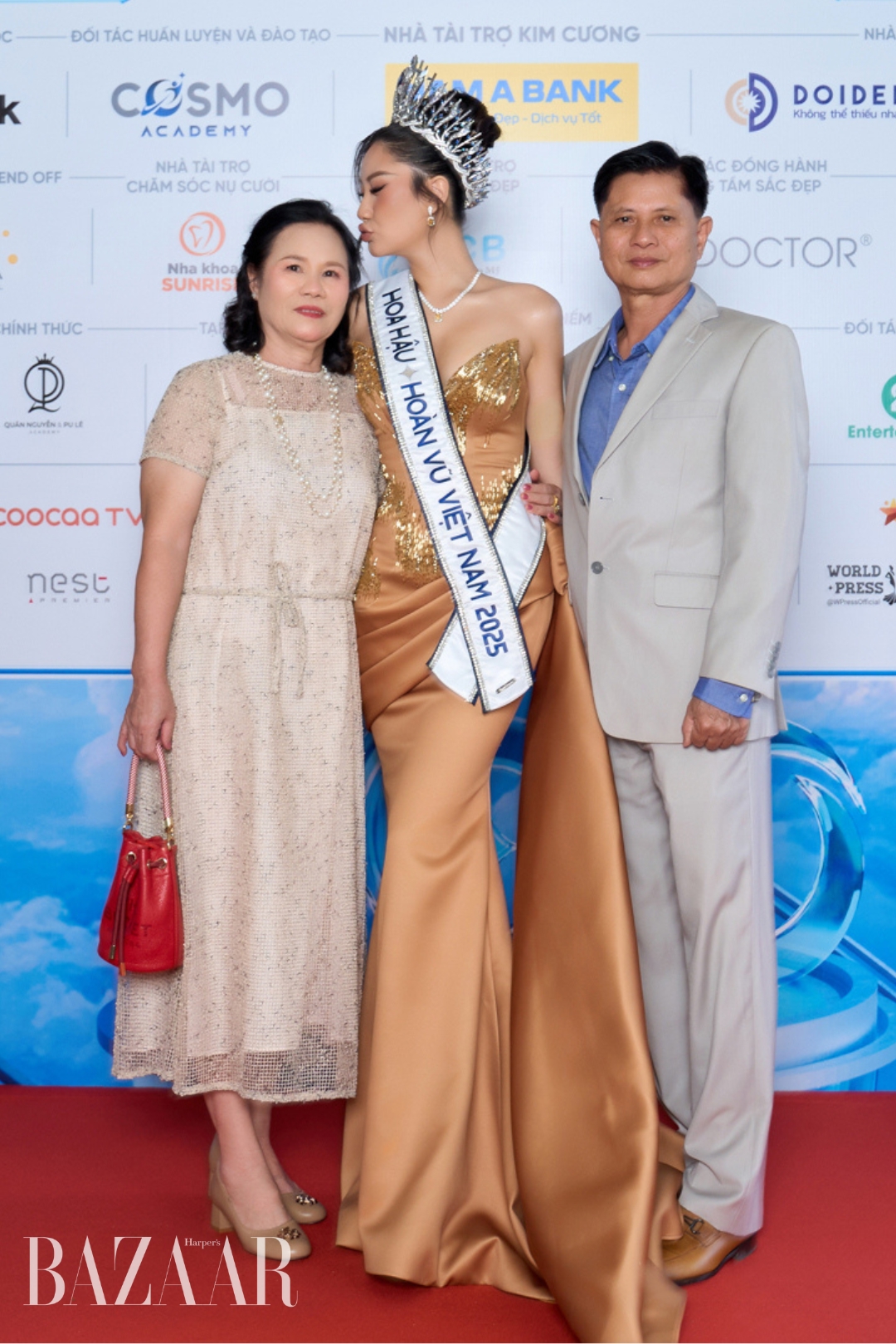 Hoa hậu Phương Linh cùng gia đình.
