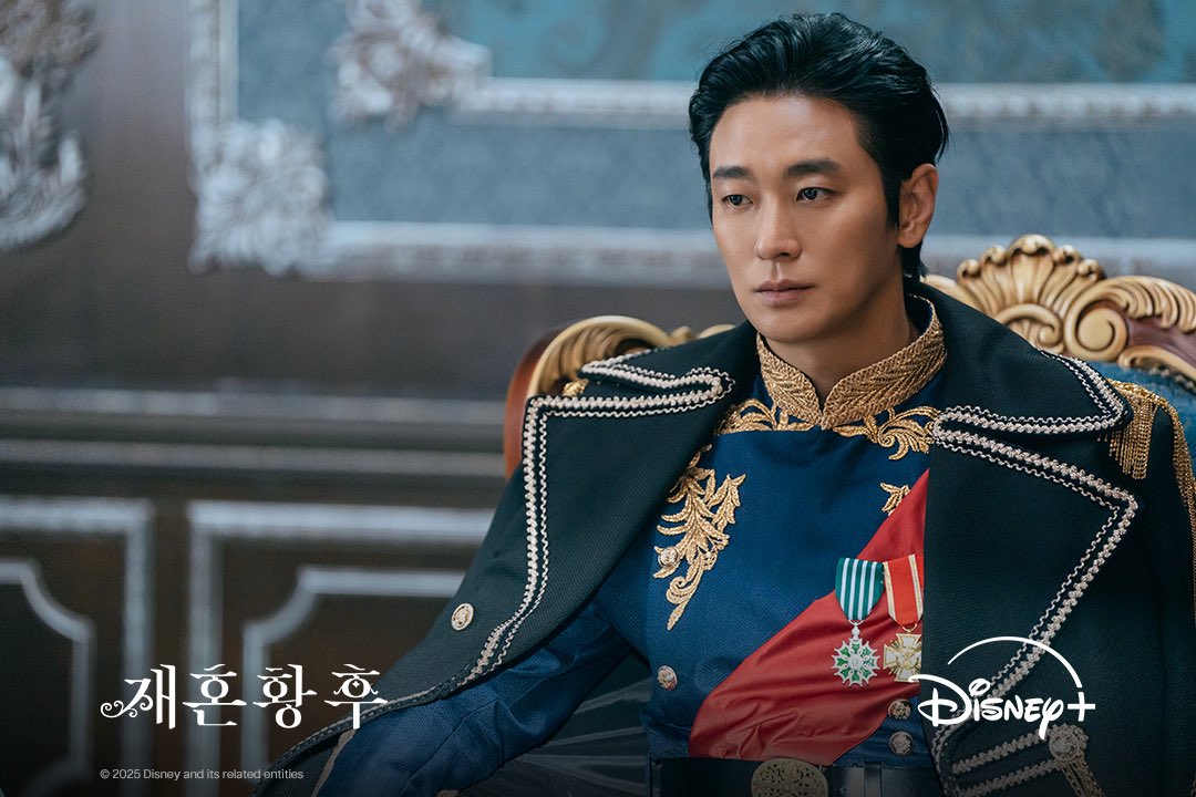 Ju Ji Hoon trong vai Hoàng đế Sovieshu. Ảnh: Disney+