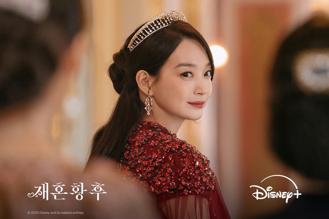 Shin Min Ah trong vai hoàng hậu Navier. Ảnh: Disney+