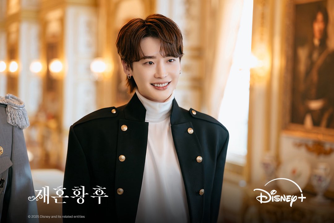 Lee Jong Suk trong vai Hoàng tử Heinrey. Ảnh: Disney+