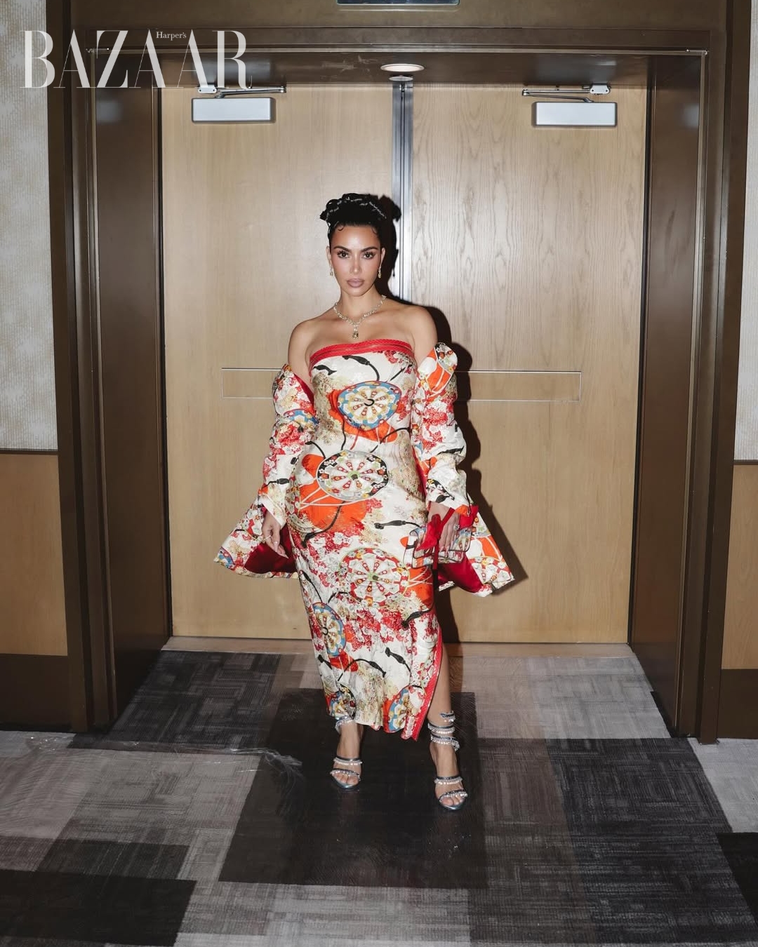 bzvn-thoi-trang-cua-kim-kardashian-trong-alls-fair (1)