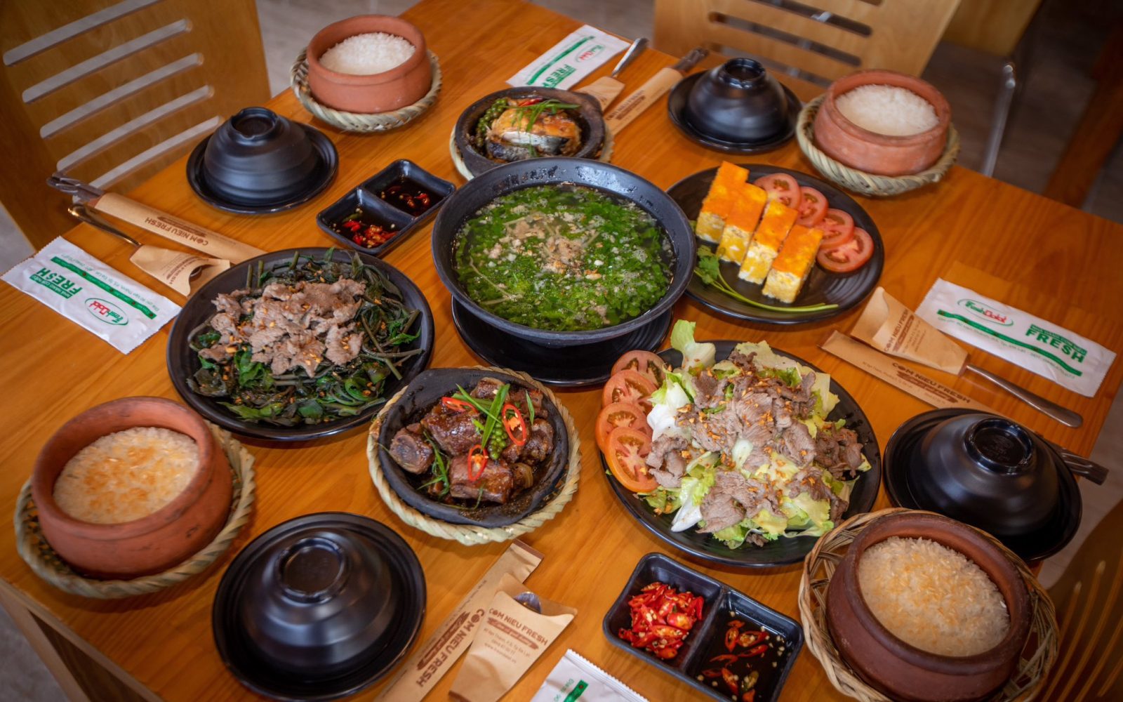 Có quán cà phê hoặc nhà hàng bên trong không?