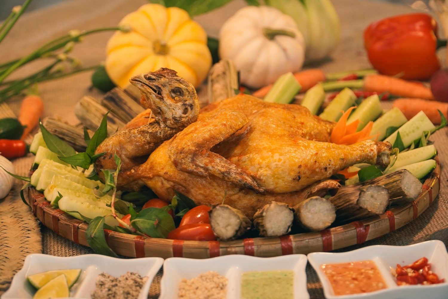 Món gà nướng cơm lam. 