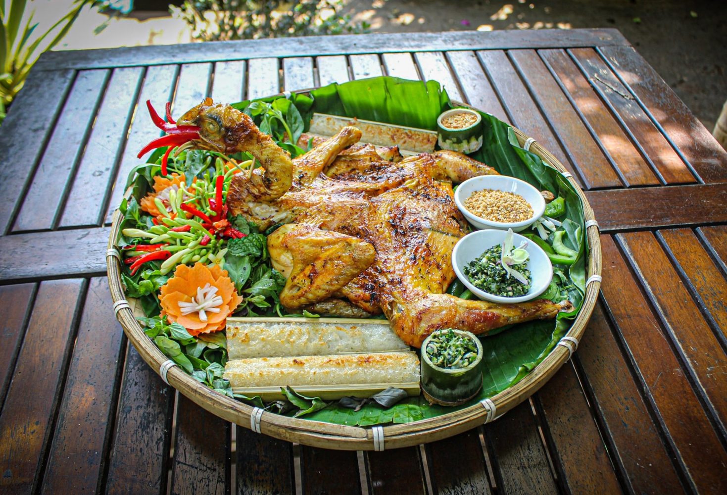 Cơm lam và gà nướng than hồng