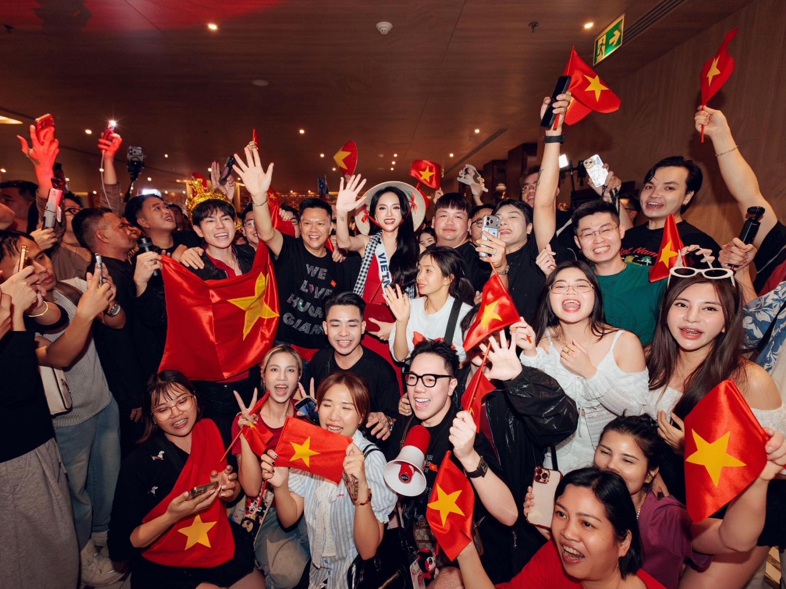 Hương Giang về nước trong vòng tay chào đón nồng nhiệt.