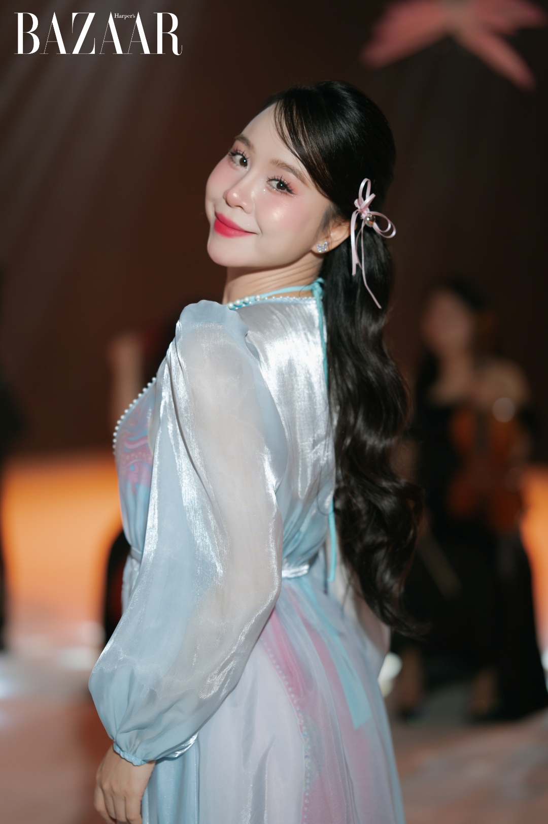 Hồng Duyên xuất thân từ cuộc thi Sao Mai 2015. Nữ ca sĩ gắn với dòng nhạc dân gian đương đại từ đó đến nay. 