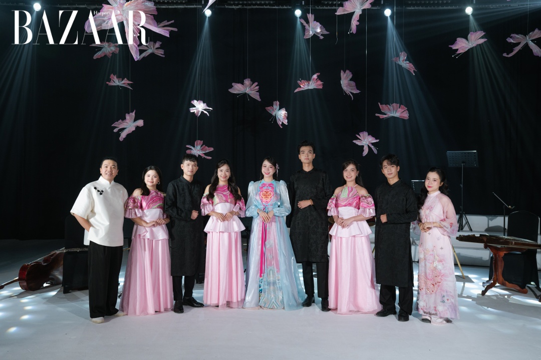 Hồng Duyên và các nghệ sĩ Rio Sun Contemporary Folk Ensemble, dàn nhạc dân gian đương đại đầu tiên tại Việt Nam. 