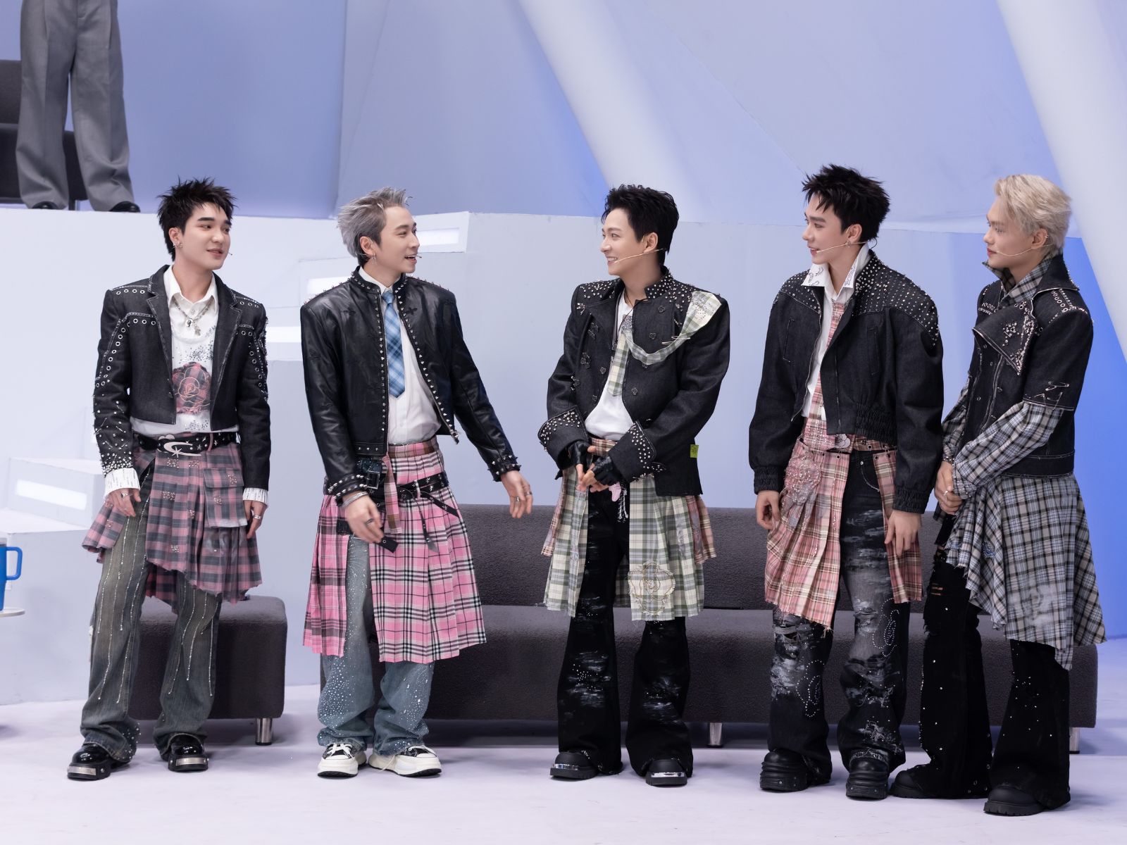 BZVN-ANH-TRAI-SAY-HI-TAP-14-2025(2)