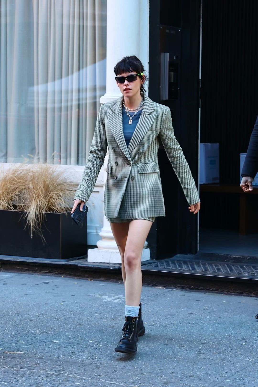 BZVN- Kristen Stewart-NO-PANTS (2)