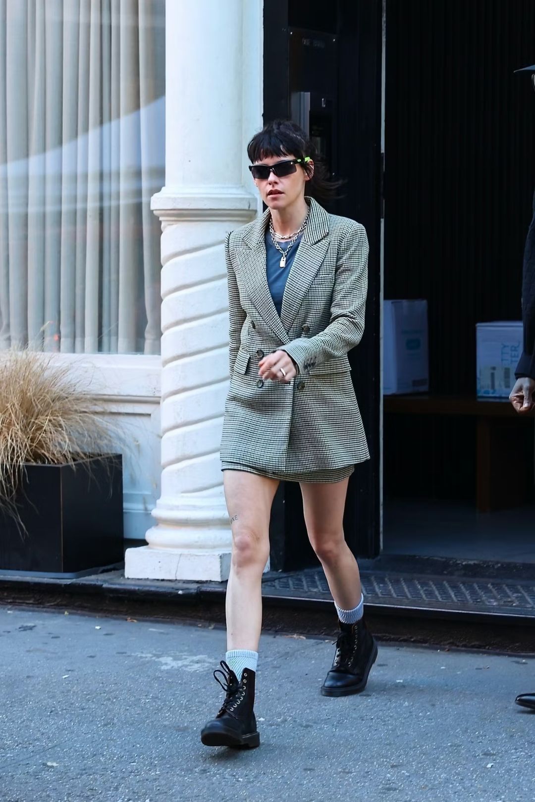 BZVN- Kristen Stewart-NO-PANTS (3)