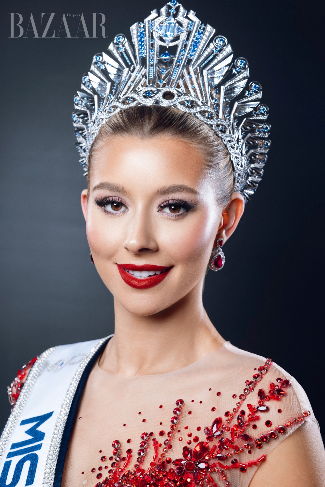 bzvn-hoa-hau-miss-cosmo-2025-yolina-lindquist-miss-cosmo-usa00001