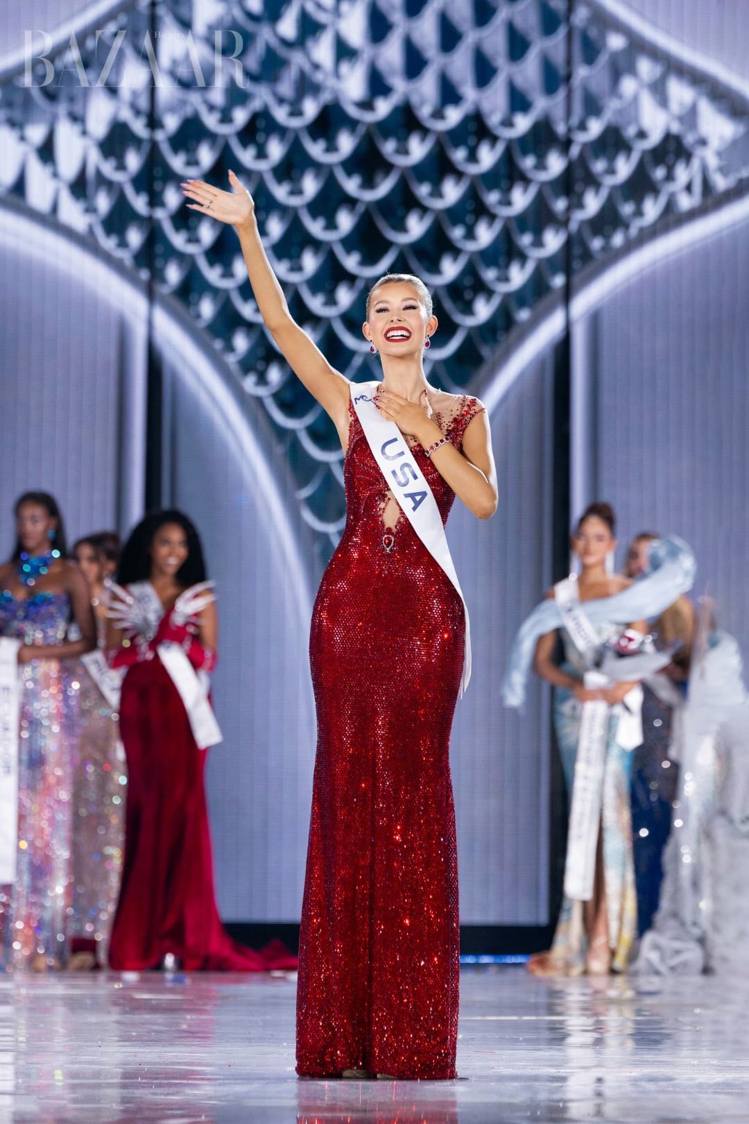 bzvn-hoa-hau-miss-cosmo-2025-yolina-lindquist-miss-cosmo-usa00004