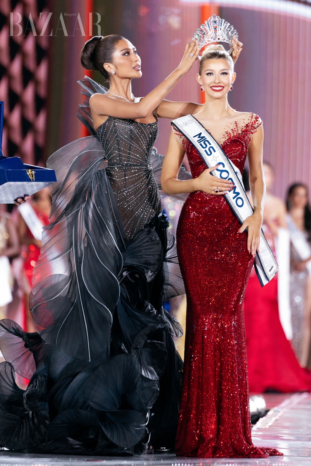 bzvn-hoa-hau-miss-cosmo-2025-yolina-lindquist-miss-cosmo-usa00005