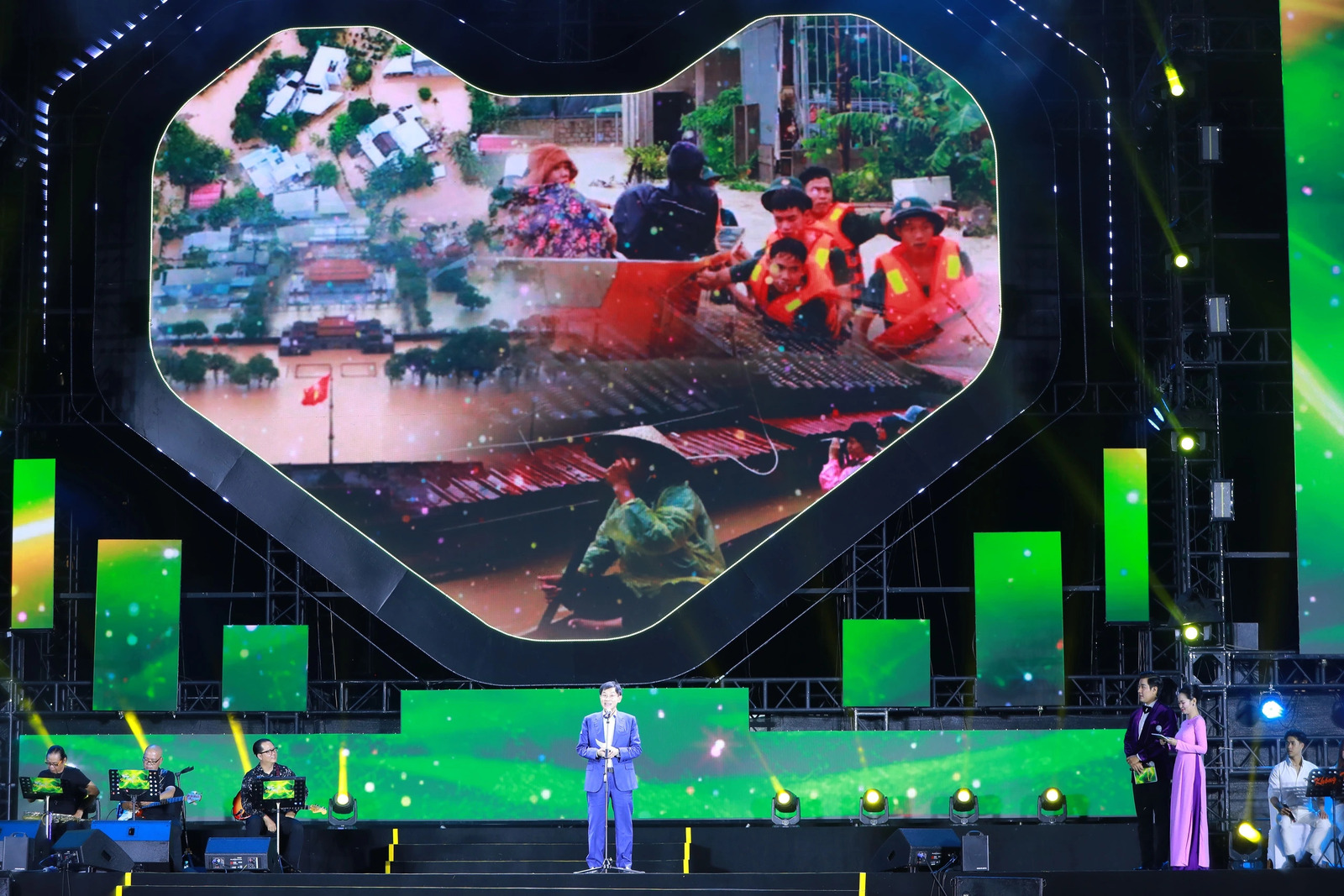 bzvn-johnathan-hanh-nguyen-tien-nguyen-dong-gop-ung-ho-mien-trung (1)