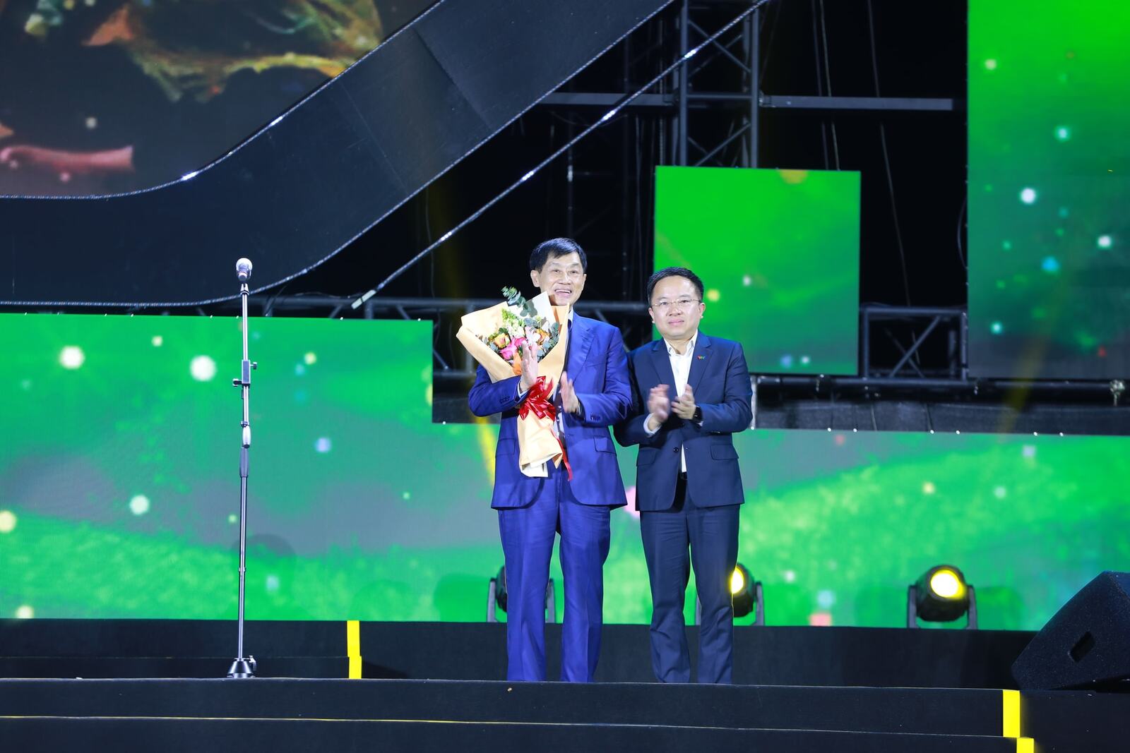 bzvn-johnathan-hanh-nguyen-tien-nguyen-dong-gop-ung-ho-mien-trung (2)