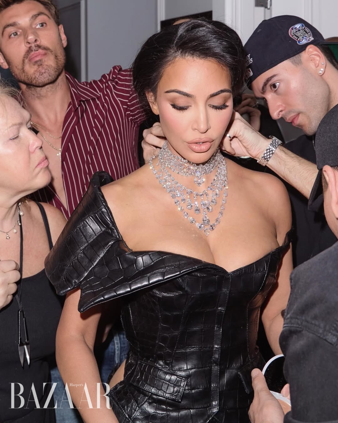 bzvn-kim-kardashian-vong-co-kim-cuong-met-gala-2025-thu-lao-alls-fair (2)