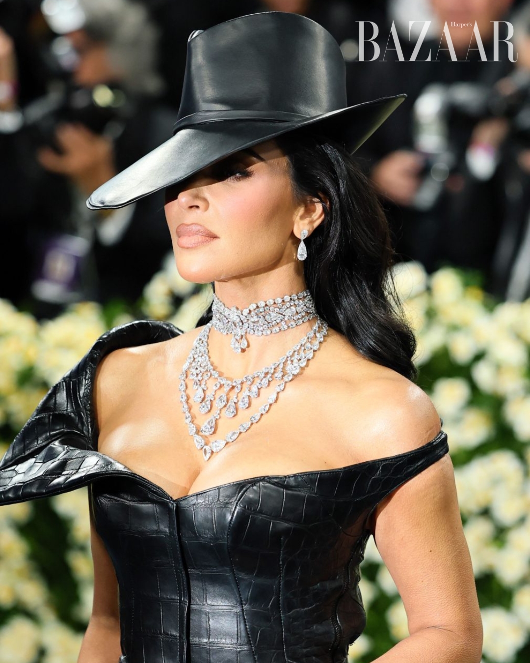 bzvn-kim-kardashian-vong-co-kim-cuong-met-gala-2025-thu-lao-alls-fair (3)