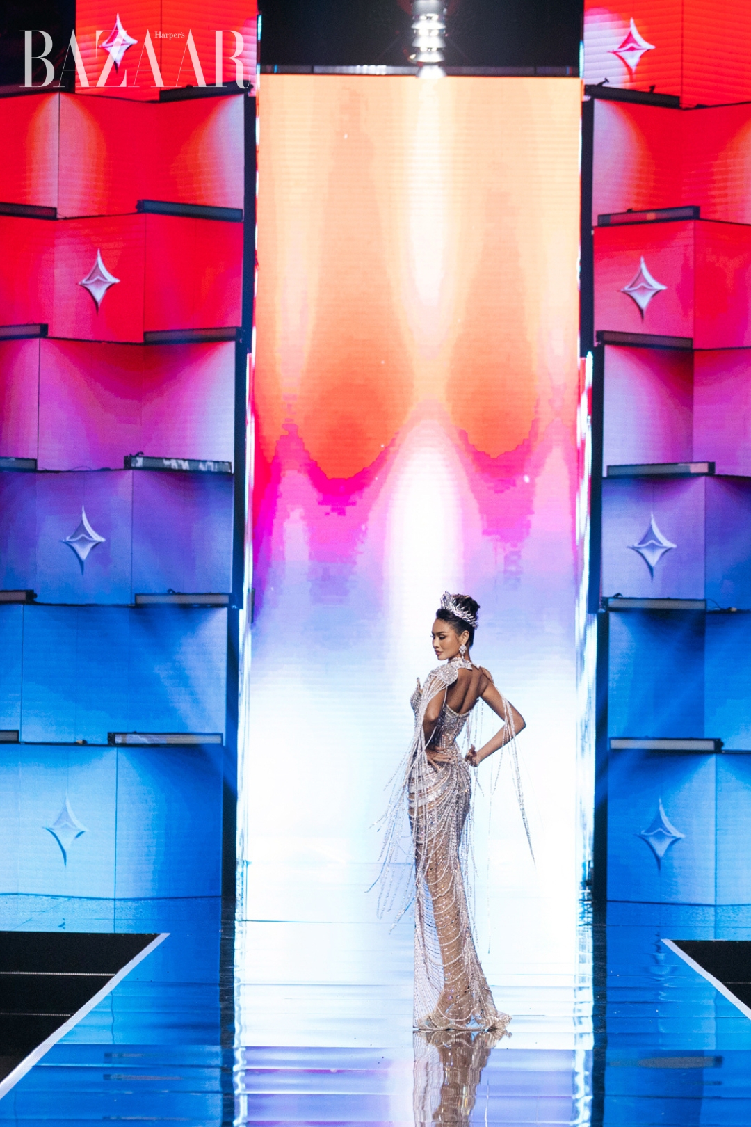 bzvn-mook-karnruethai-miss-cosmo-final-walk-ban-ket (12)