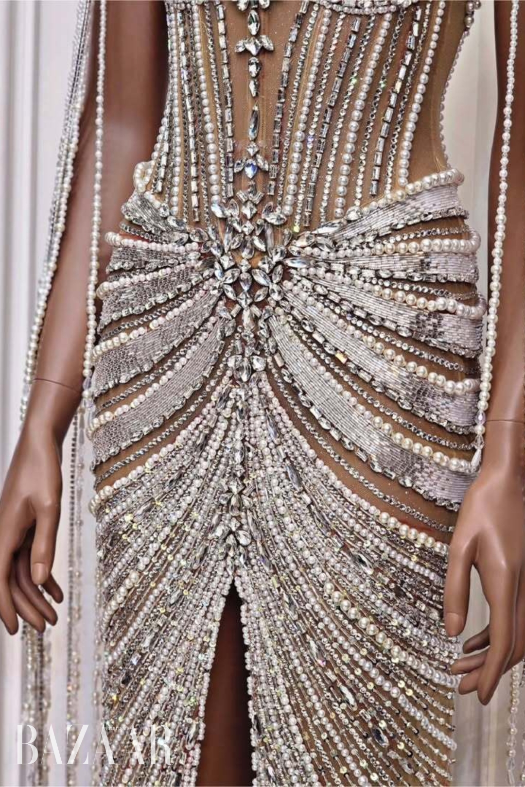 bzvn-mook-karnruethai-miss-cosmo-final-walk-ban-ket (3)