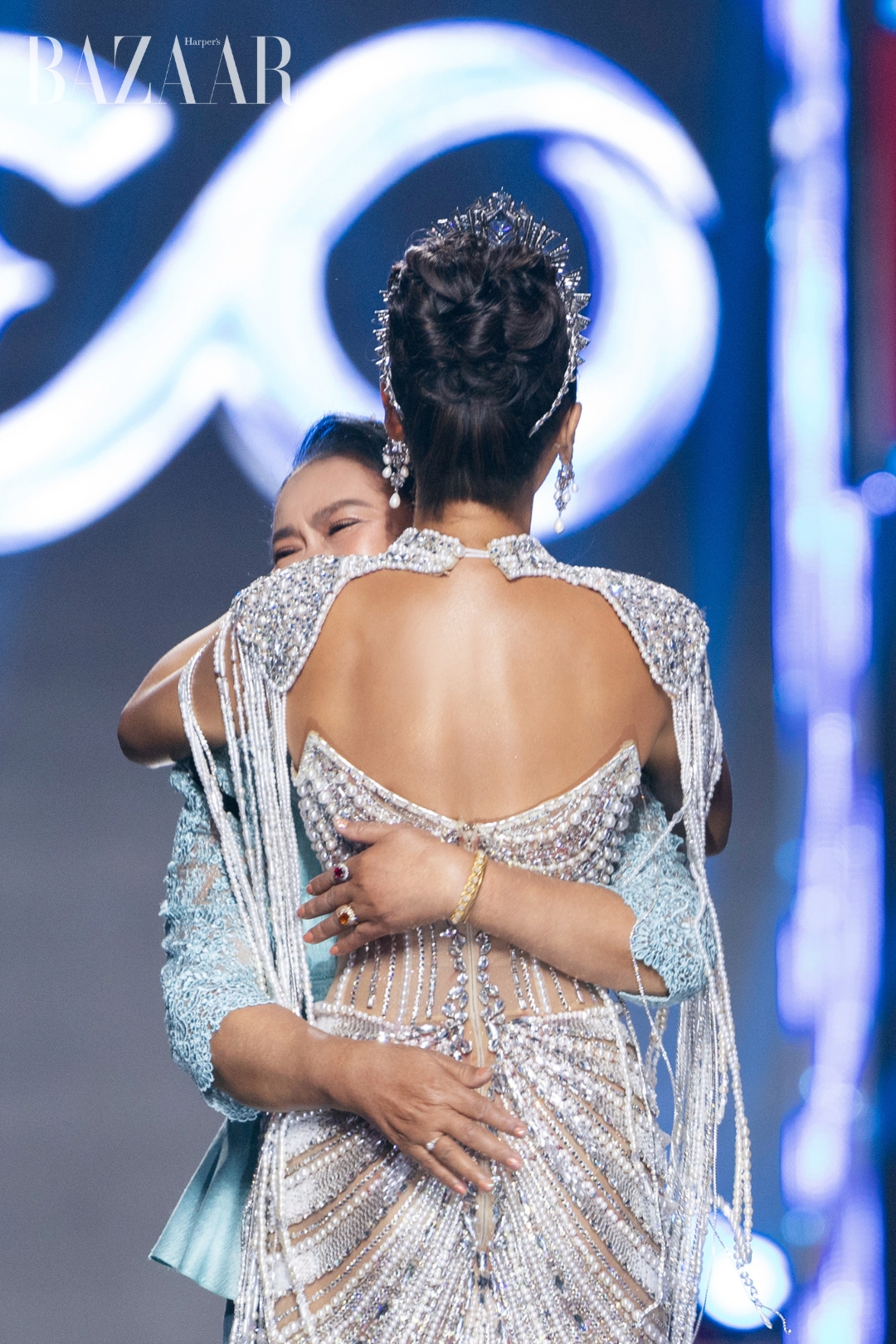 bzvn-mook-karnruethai-miss-cosmo-final-walk-ban-ket (7)