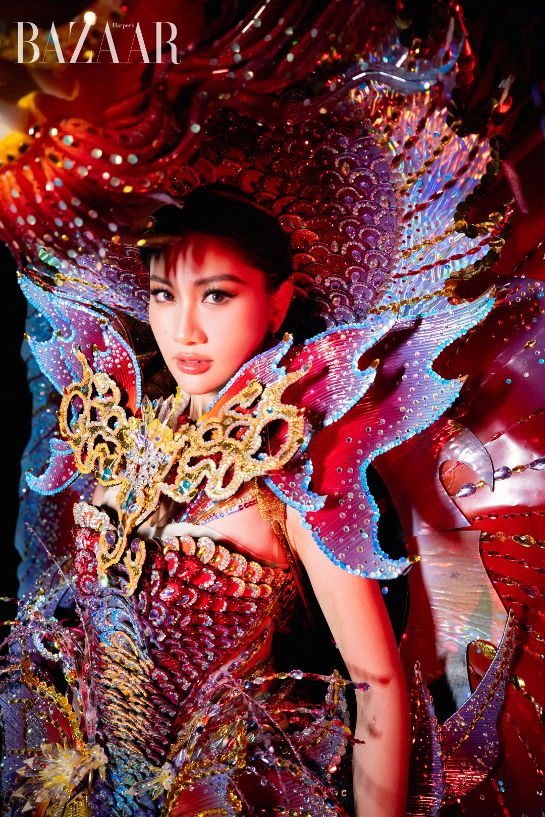 bzvn-phuong-linh-miss-cosmo-2025-ca-chep-hoa-rong-carnival-costume (2)