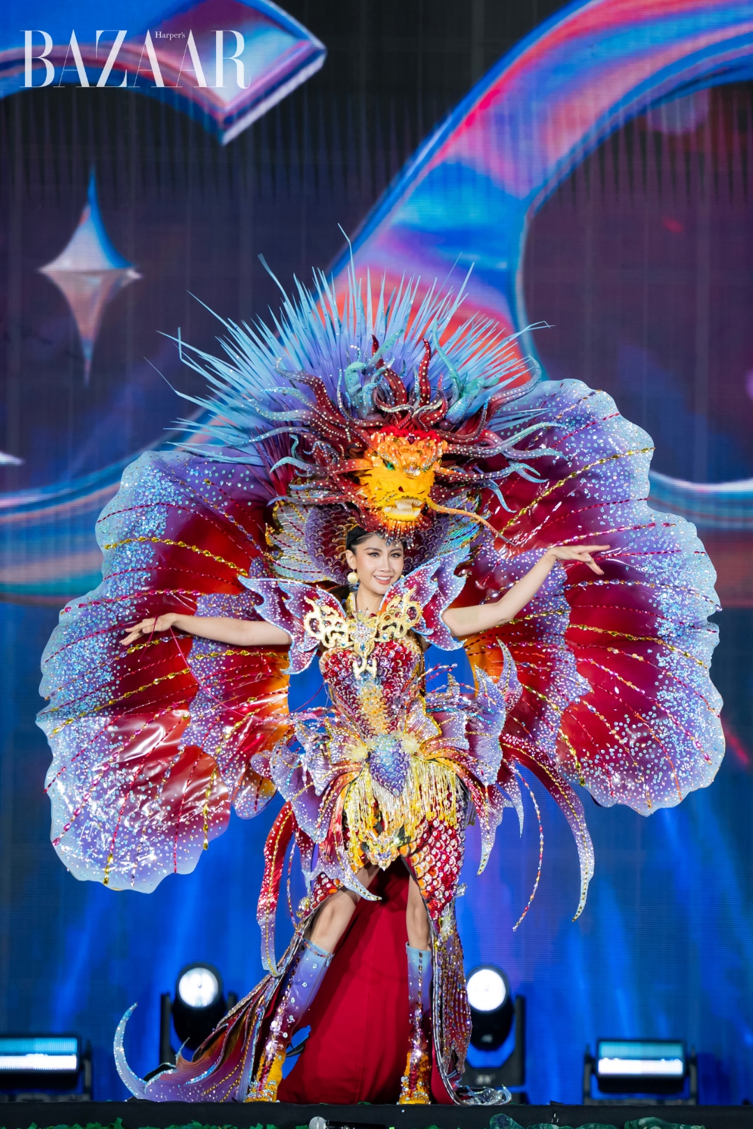 bzvn-phuong-linh-miss-cosmo-2025-ca-chep-hoa-rong-carnival-costume (3)