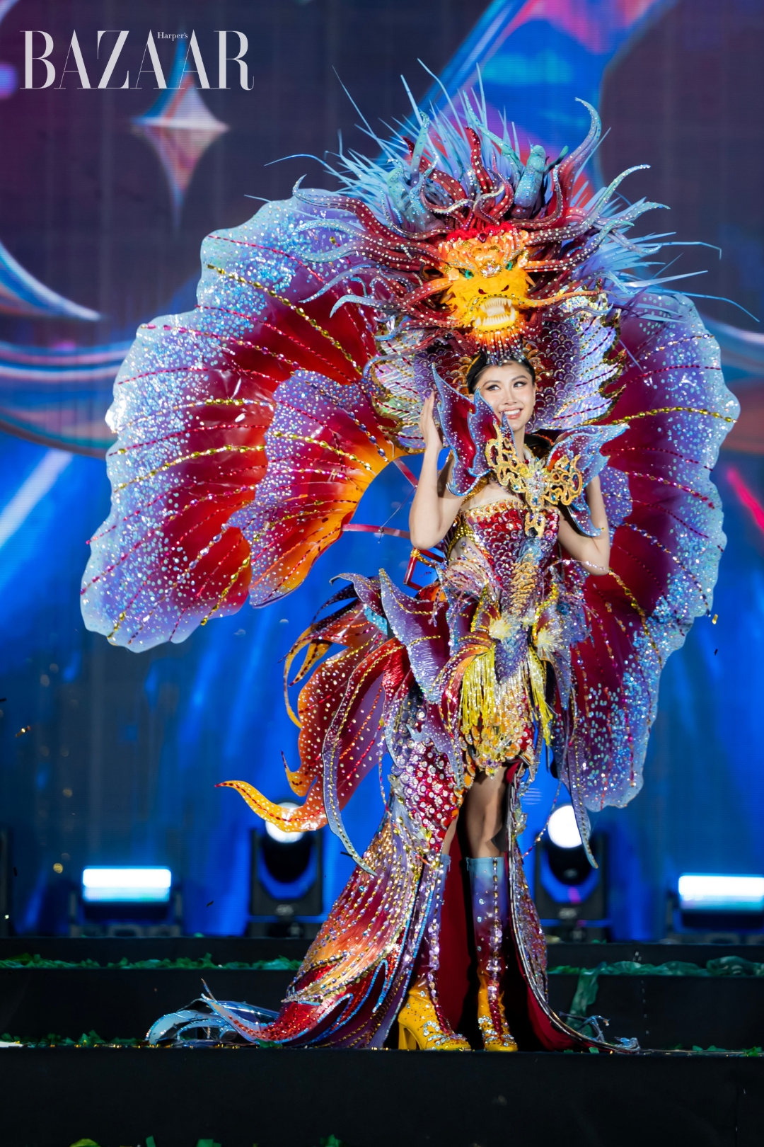 bzvn-phuong-linh-miss-cosmo-2025-ca-chep-hoa-rong-carnival-costume (4)