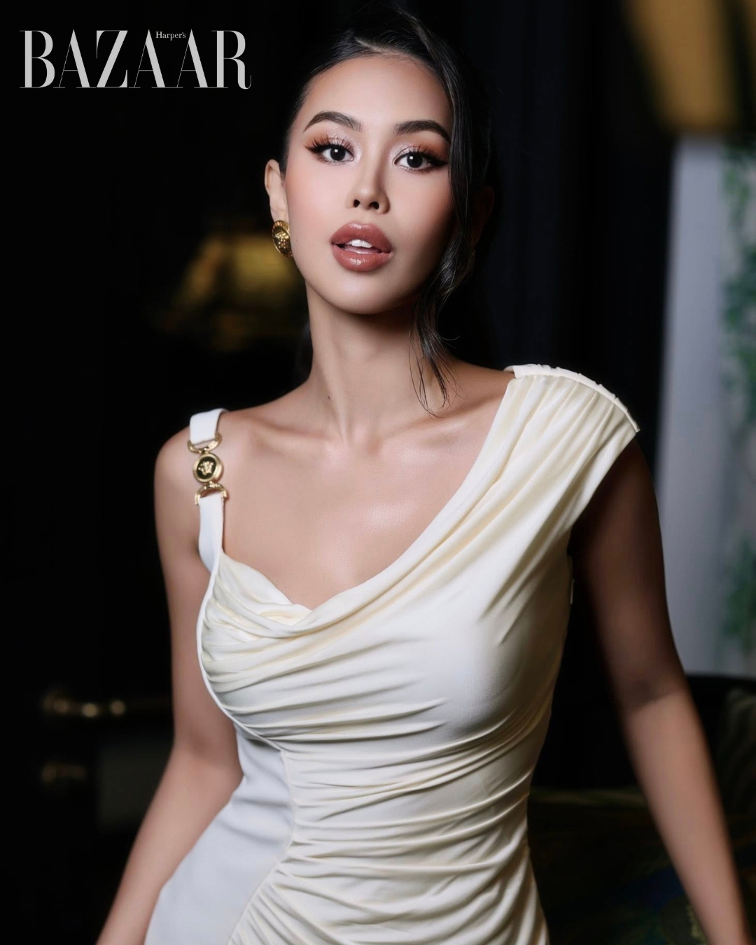 bzvn-tien-nguyen-vay-versace-trong-tiec-don-khach-truoc-dam-cuoi