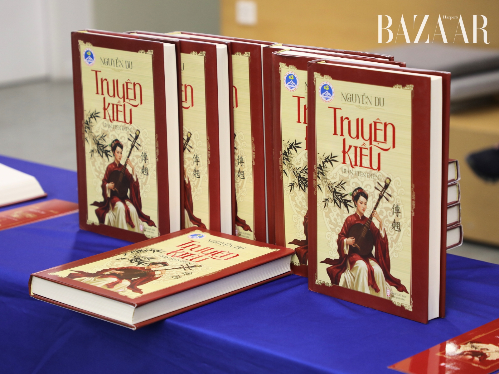bzvn-truyen-kieu-ban-tien-dien-ra-mat-tai-tp-hcm (4)