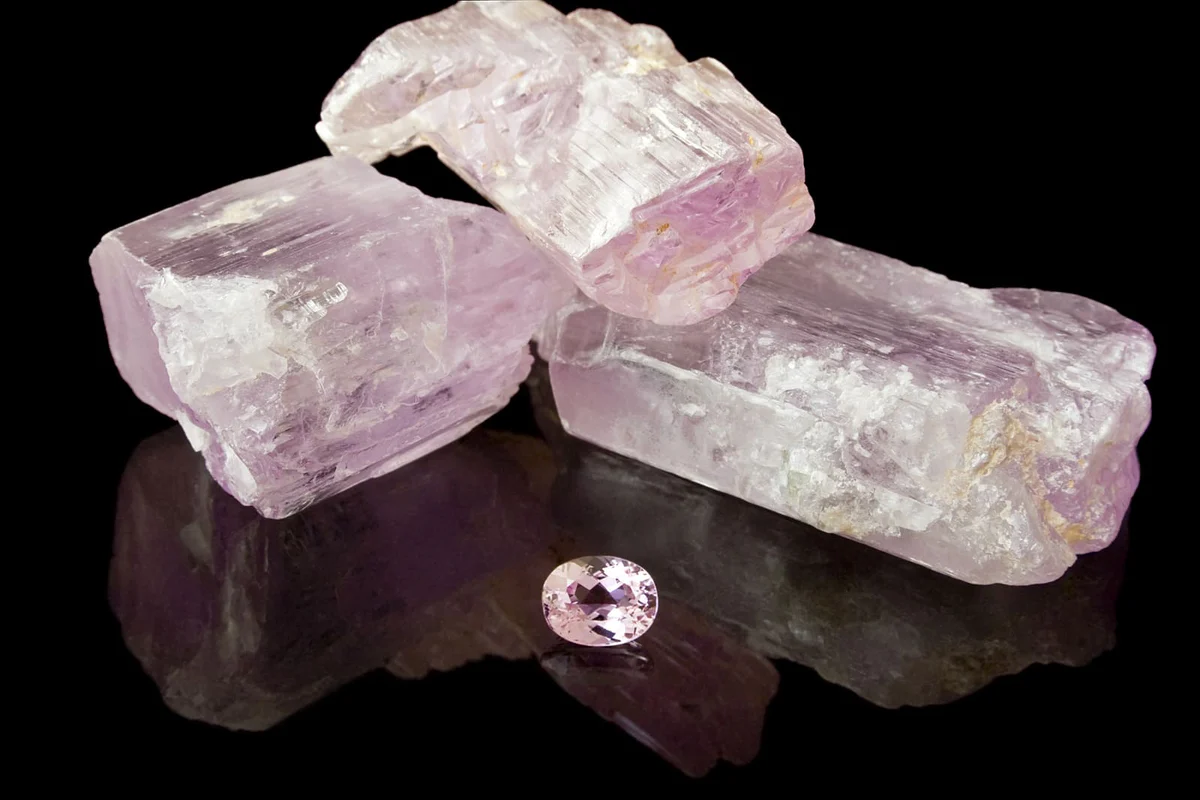 Đá Kunzite chữa lành cảm xúc và giúp ngủ ngon
