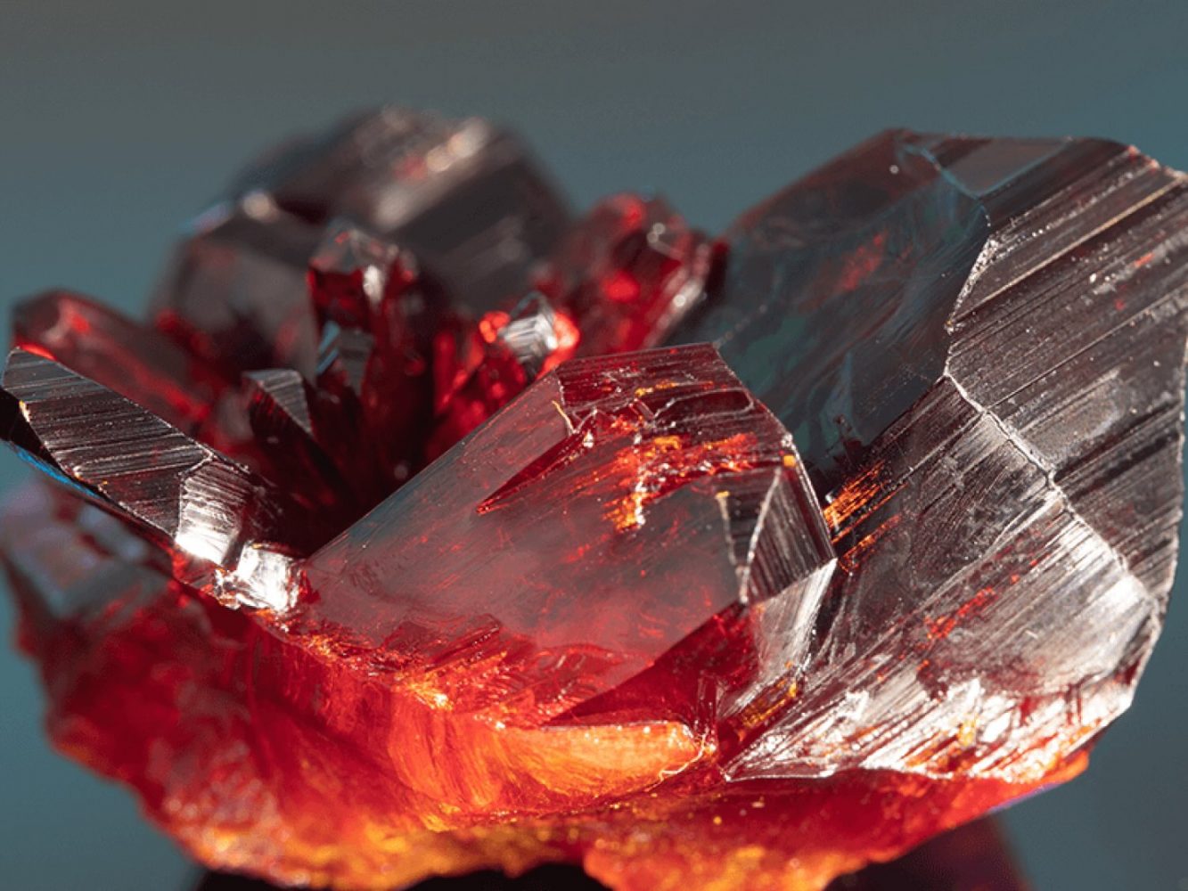 Đá ngọc hồng lựu đánh thức đam mê và sinh lực