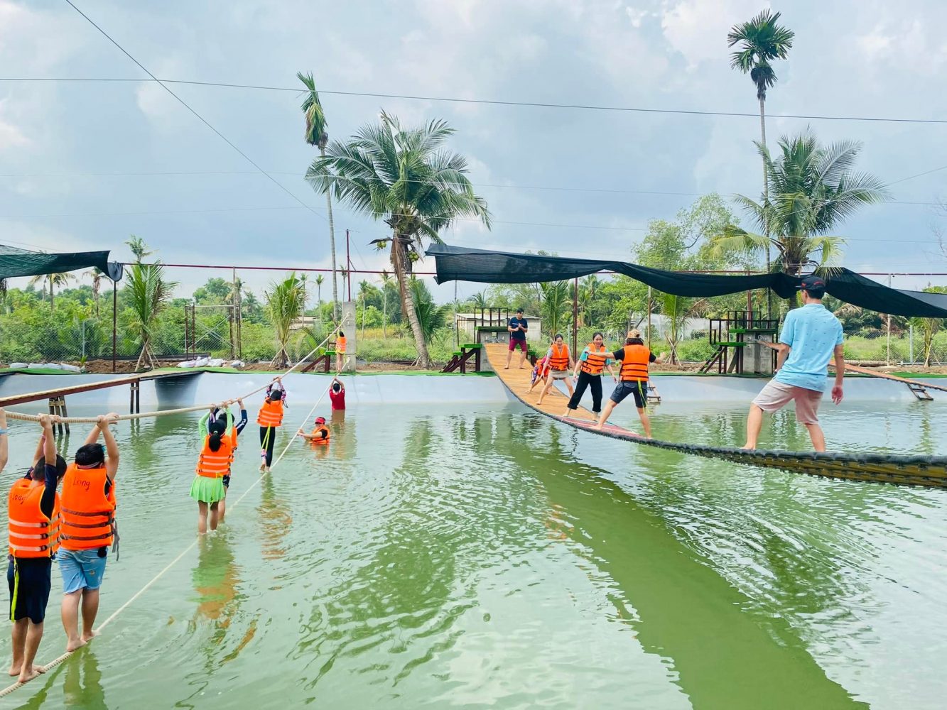 Khu vui chơi và sinh hoạt ngoài trời