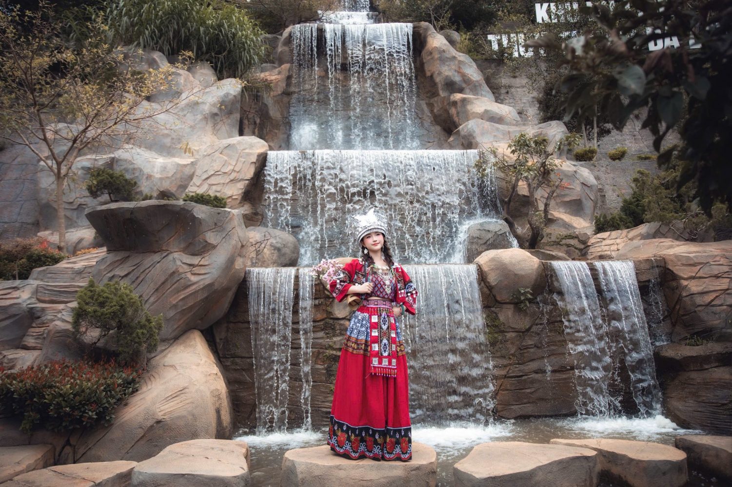 Thác nước nhân tạo và cầu gỗ