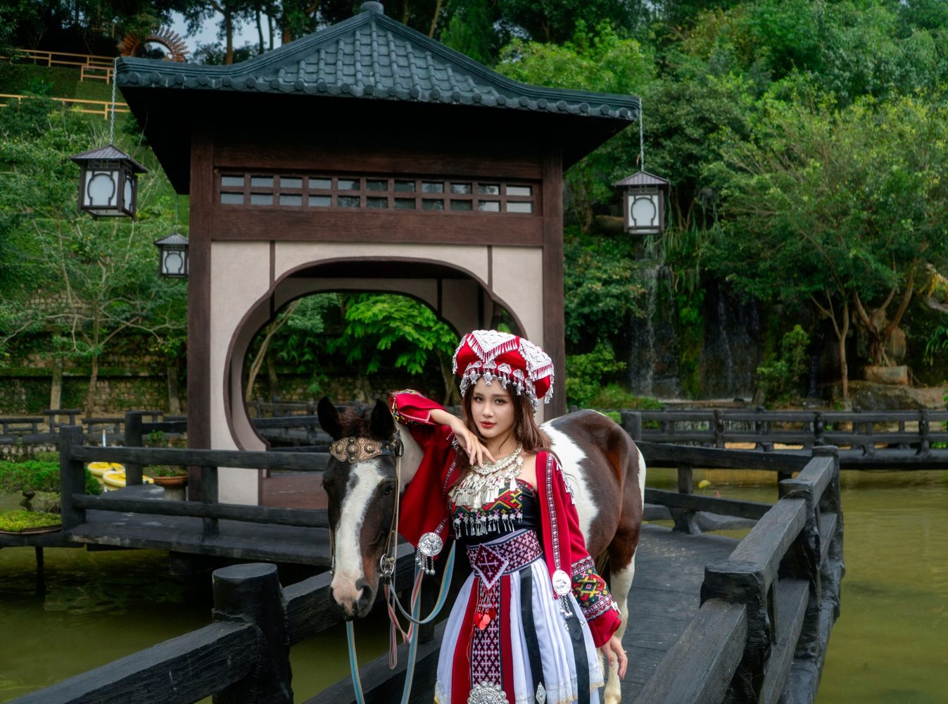 Mái tam giác gỗ bên hồ nước