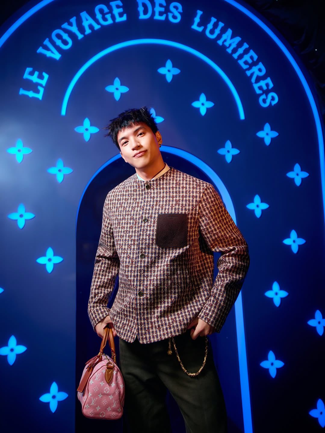 HIEUTHUTHAI sở hữu những đặc quyền mơ ước từ nhà mốt Pháp Louis Vuitton. Ảnh: Instagram @hieuthuhai