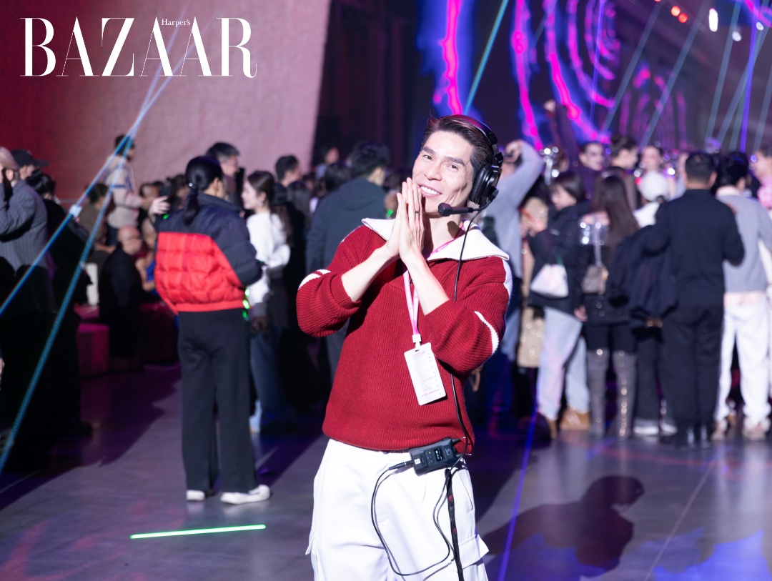 Đạo diễn Nguyễn Hưng Phúc tại hậu trường Tuần lễ Thời trang Cáp Nhĩ Tân Thu Đông 2025-26.