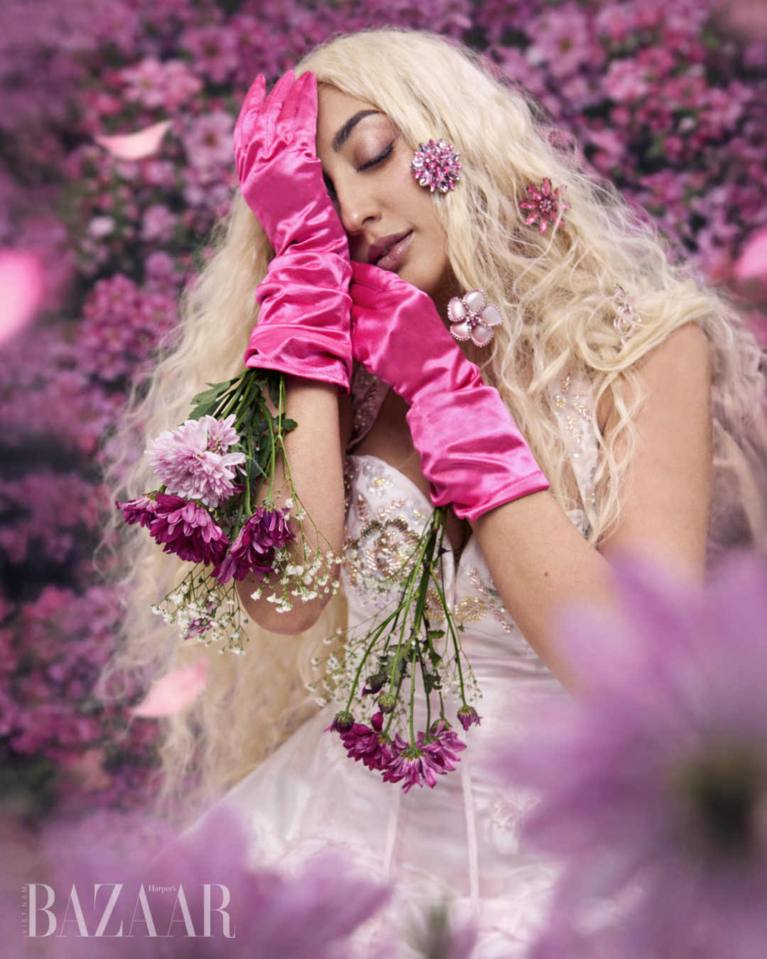 Đầm: Jaclyn Whyte. Cài áo: Rita Tesolin.