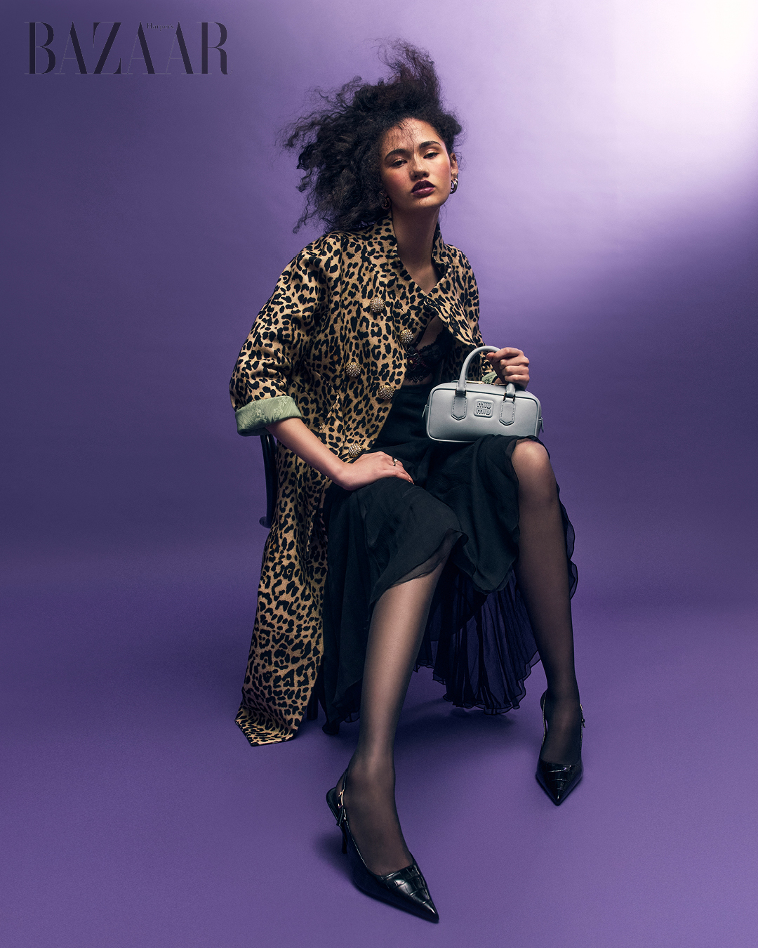 Áo choàng: Valentino. Váy: Chloé. Áo bra: Mp Moda by Nicolas Nanni. Túi: Miu Miu. Vớ: Wolford. Giày: Lanvin.