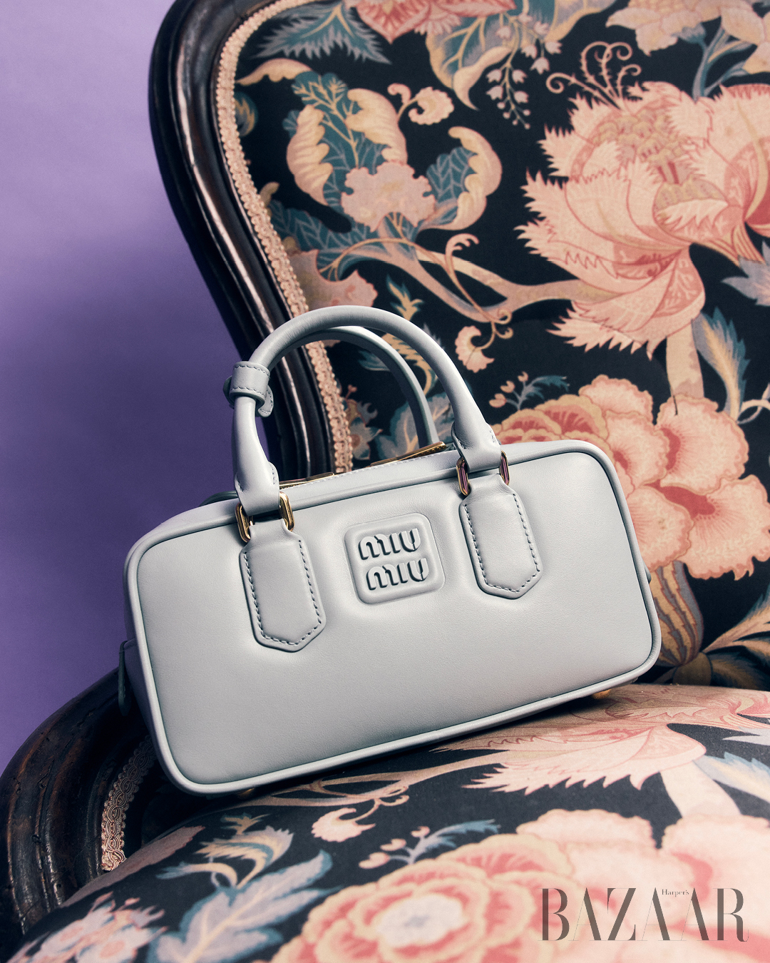 Thời trang nghệ thuật đương đại trong bộ ảnh Ordinaires Merveilles. Túi: Miu Miu.