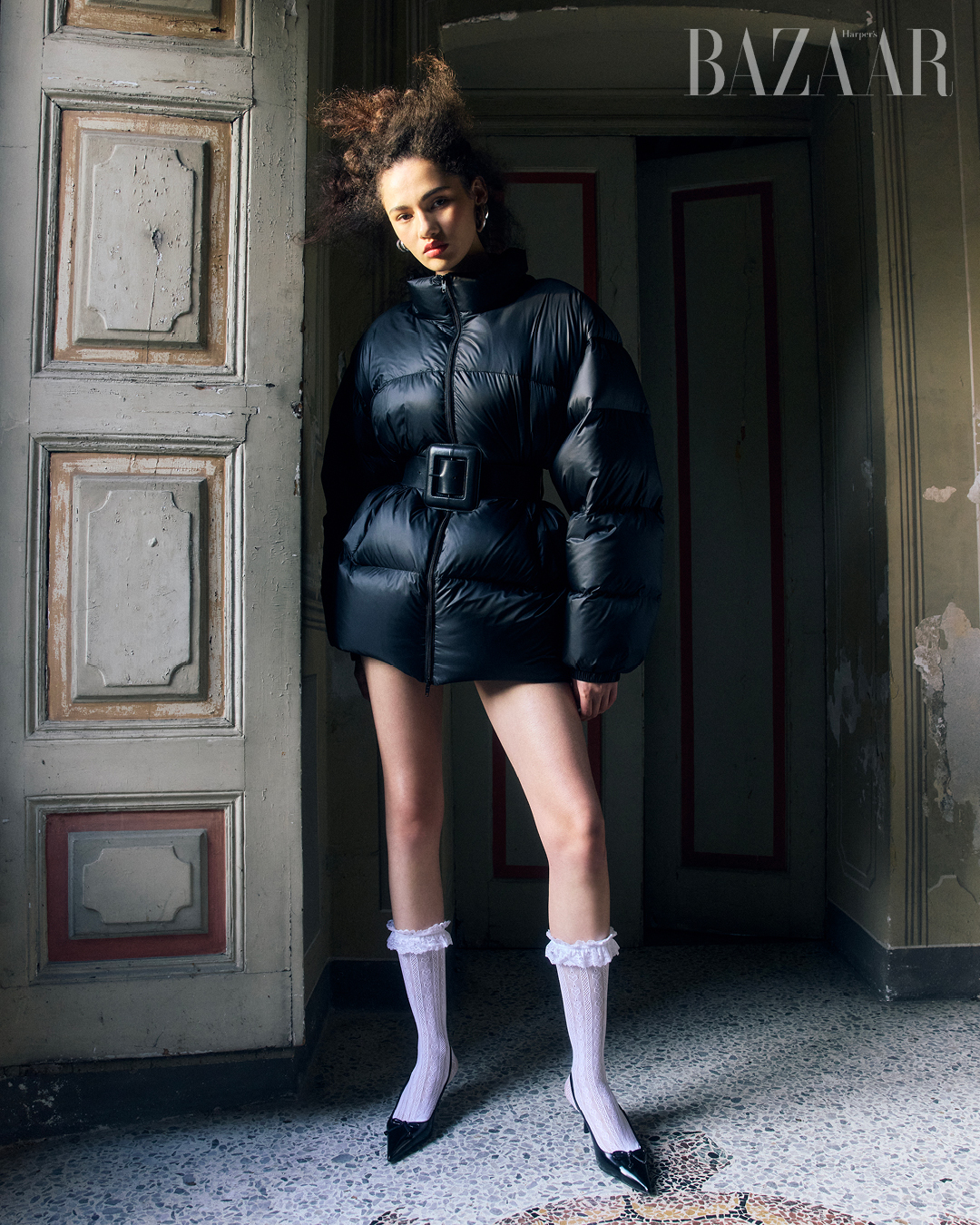 Áo choàng: Balenciaga. Vớ: Miu Miu. Giày: Prada.