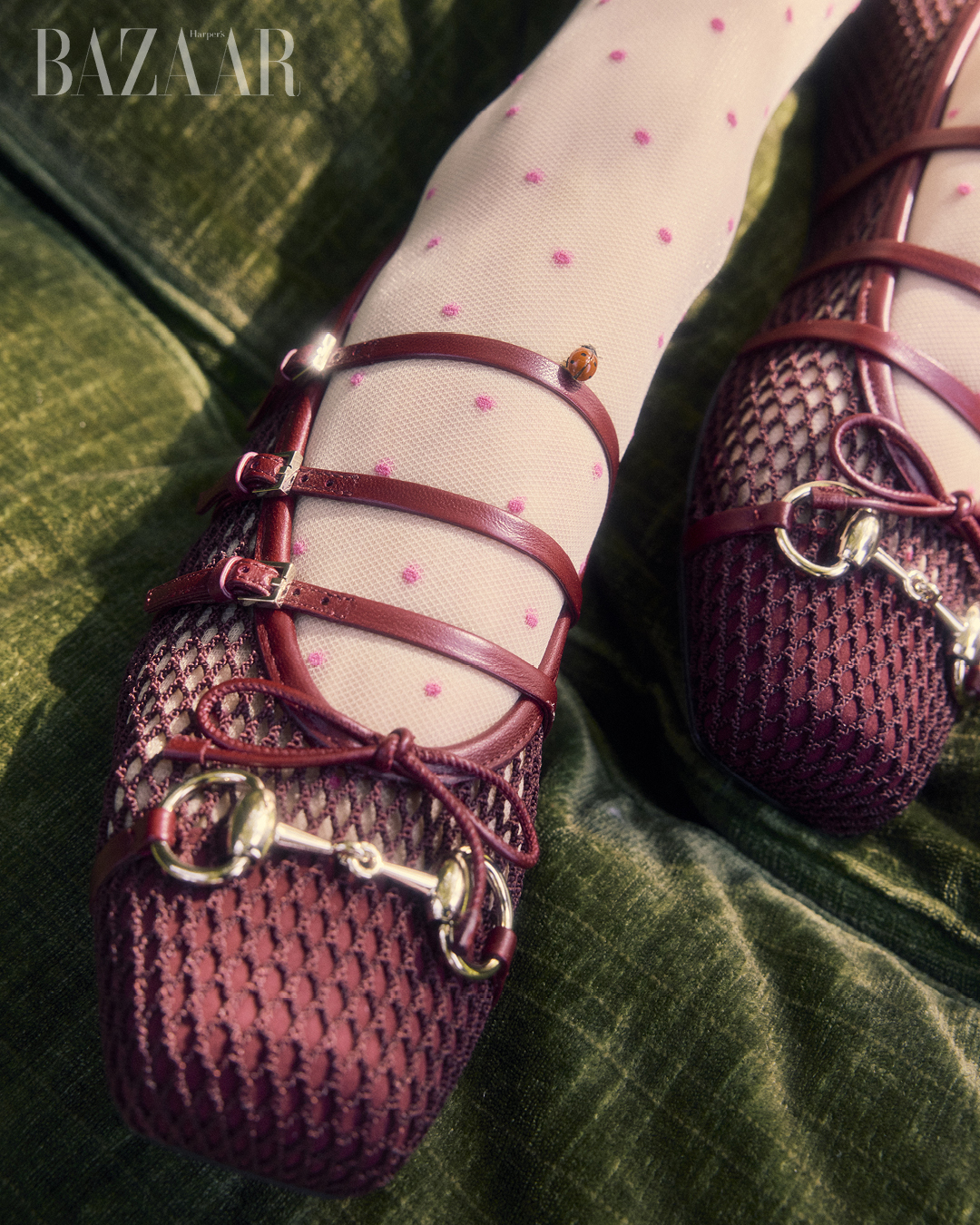 Thời trang nghệ thuật đương đại trong bộ ảnh Ordinaires Merveilles. Giày: Gucci.