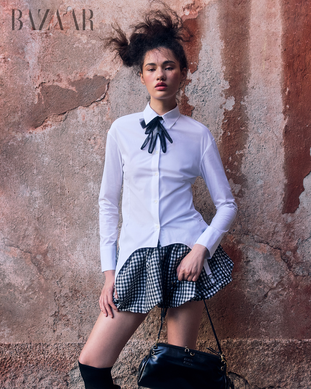 Sơ-mi: Jean Paul Gaultier. Váy: Ganni. Túi: Miu Miu.