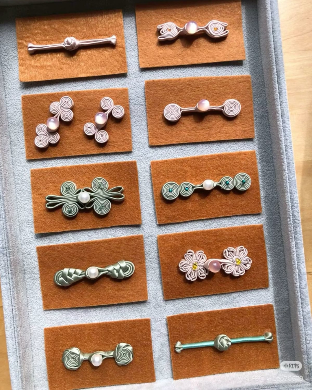 bzvn-ao-dai-khuy-noi-tet-2026-xu-huong (10)