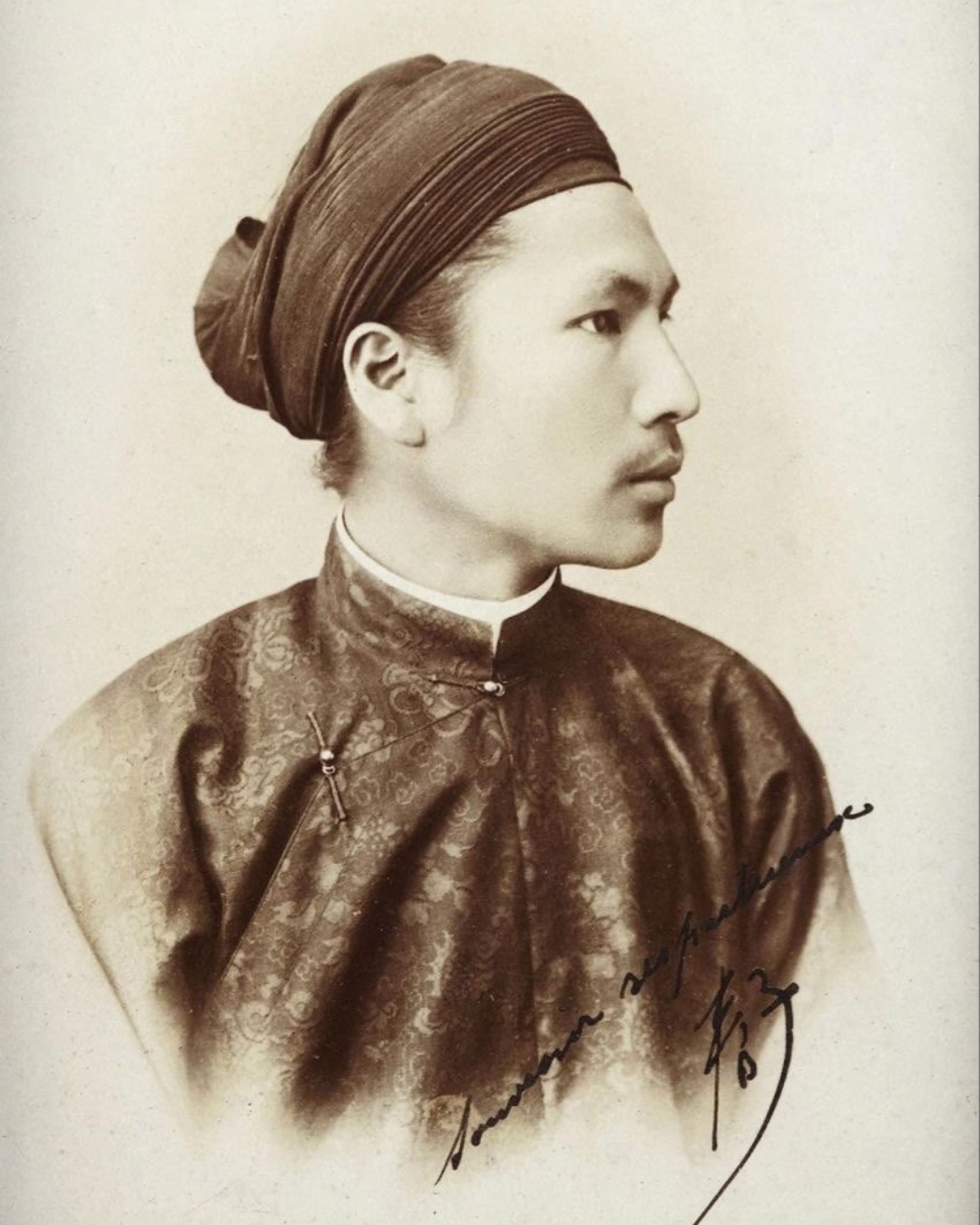 bzvn-ao-dai-khuy-noi-tet-2026-xu-huong (3)