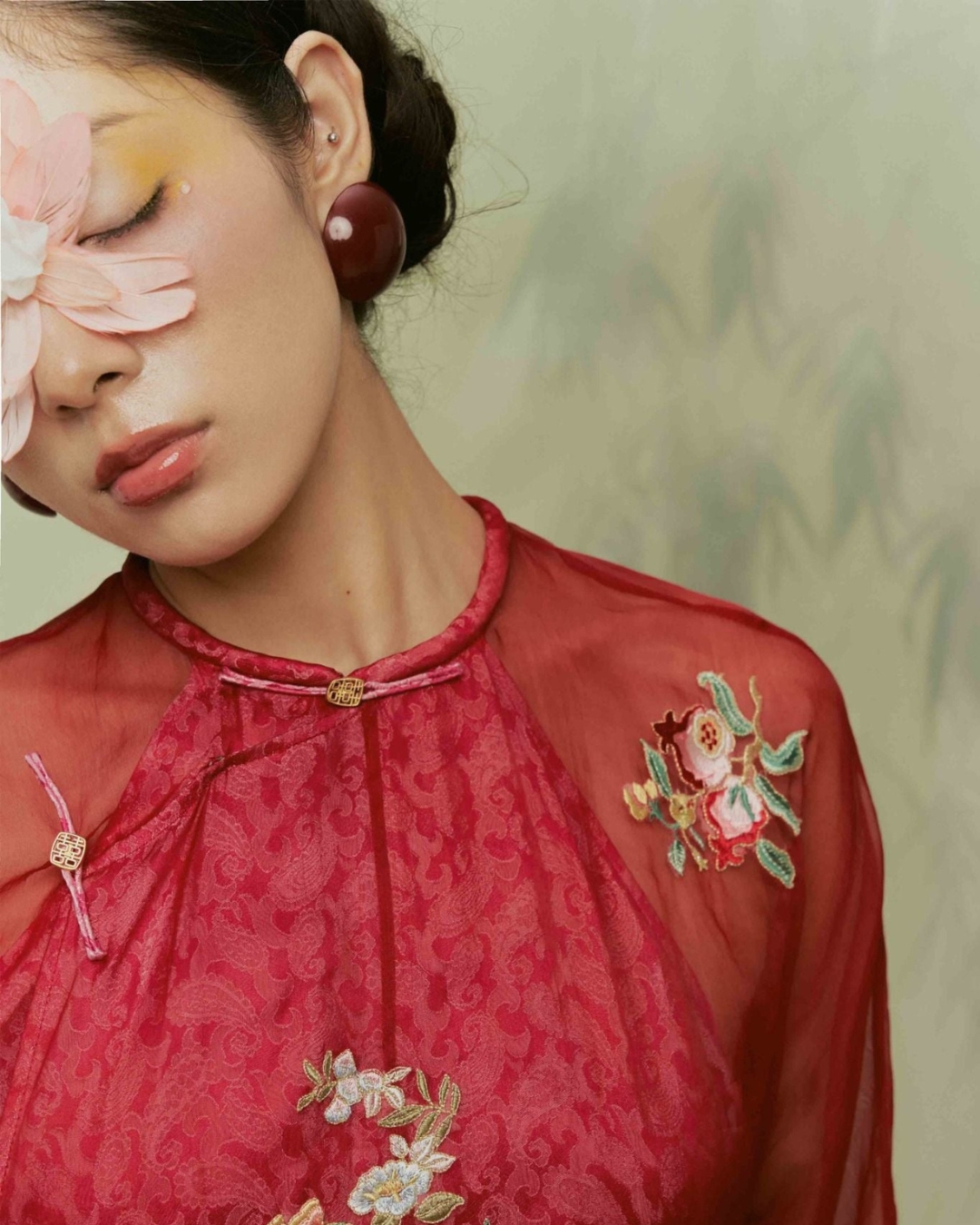 bzvn-ao-dai-khuy-noi-tet-2026-xu-huong (7)