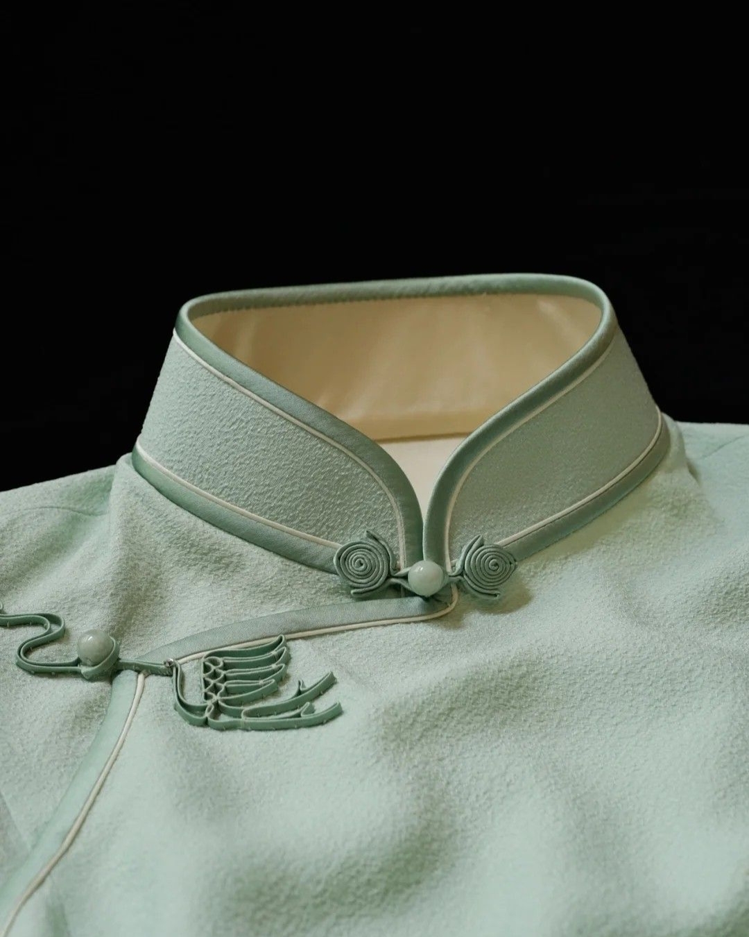 bzvn-ao-dai-khuy-noi-tet-2026-xu-huong (8)